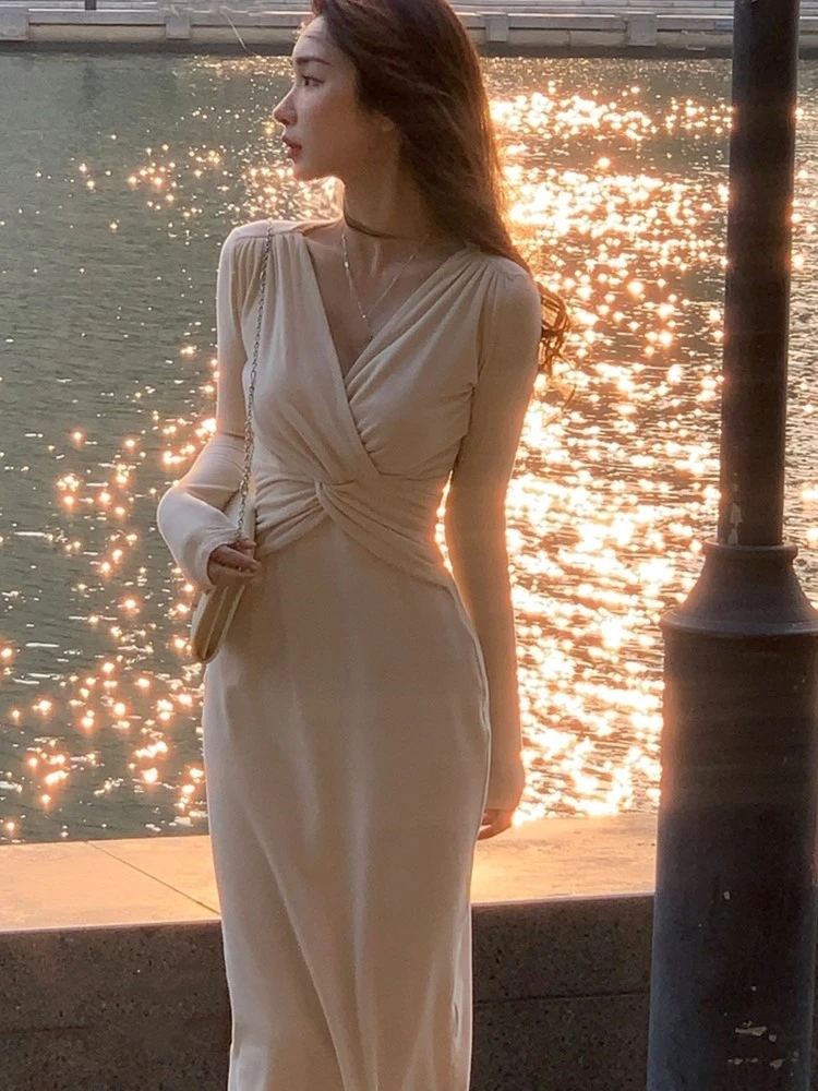 Elegant Solid Knitted Dress Women Long Sleeve V-Neck Cross Design Autumn Winter Slim High-Waist Midi Dresses Mujer Vestidos New
Elegant Solid Knitted Dress Women Long Sleeve V-Neck Cross Design Autumn Winter Slim High-Waist Midi Dresses Mujer Vestidos New