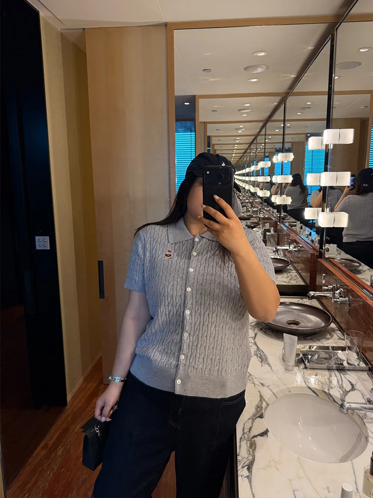 Женская трикотажная кофта больших размеров с воротником, вышивкой медведя и одной пуговицей, повседневный топ на весну
Женская трикотажная кофта больших размеров с воротником, вышивкой медведя и одной пуговицей, повседневный топ на весну