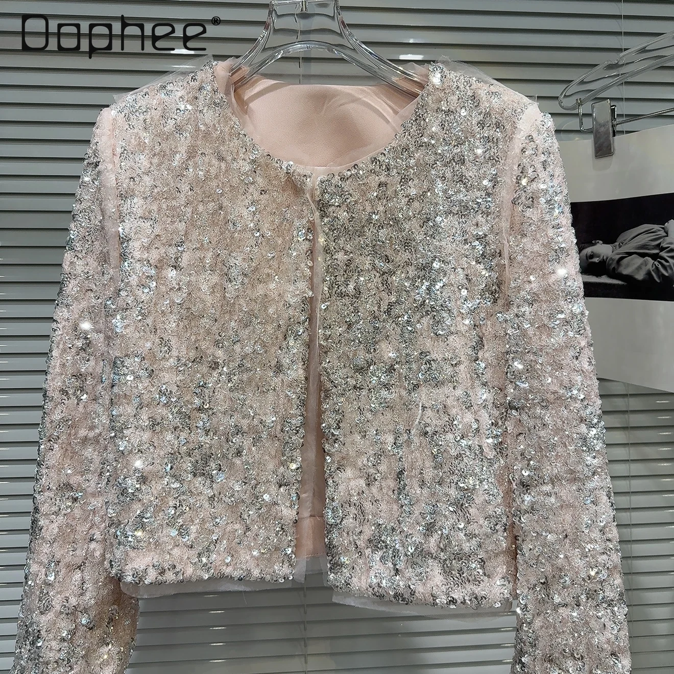 Light Luxury High-end Shiny Silver Sequined Beaded Long-sleeved Jacket Heavy Industry Celebrity Top Fashion Short Coat Women
Light Luxury High-end Shiny Silver Sequined Beaded Long-sleeved Jacket Heavy Industry Celebrity Top Fashion Short Coat Women