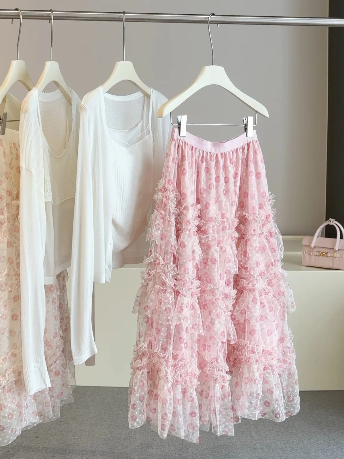 Elegance Pink Floral Tiered Tulle Maxi Skirt Elastic Waist Casual Summer Boho A-line Skirt French Countryside Garden Puff Skirts
Elegance Pink Floral Tiered Tulle Maxi Skirt Elastic Waist Casual Summer Boho A-line Skirt French Countryside Garden Puff Skirts