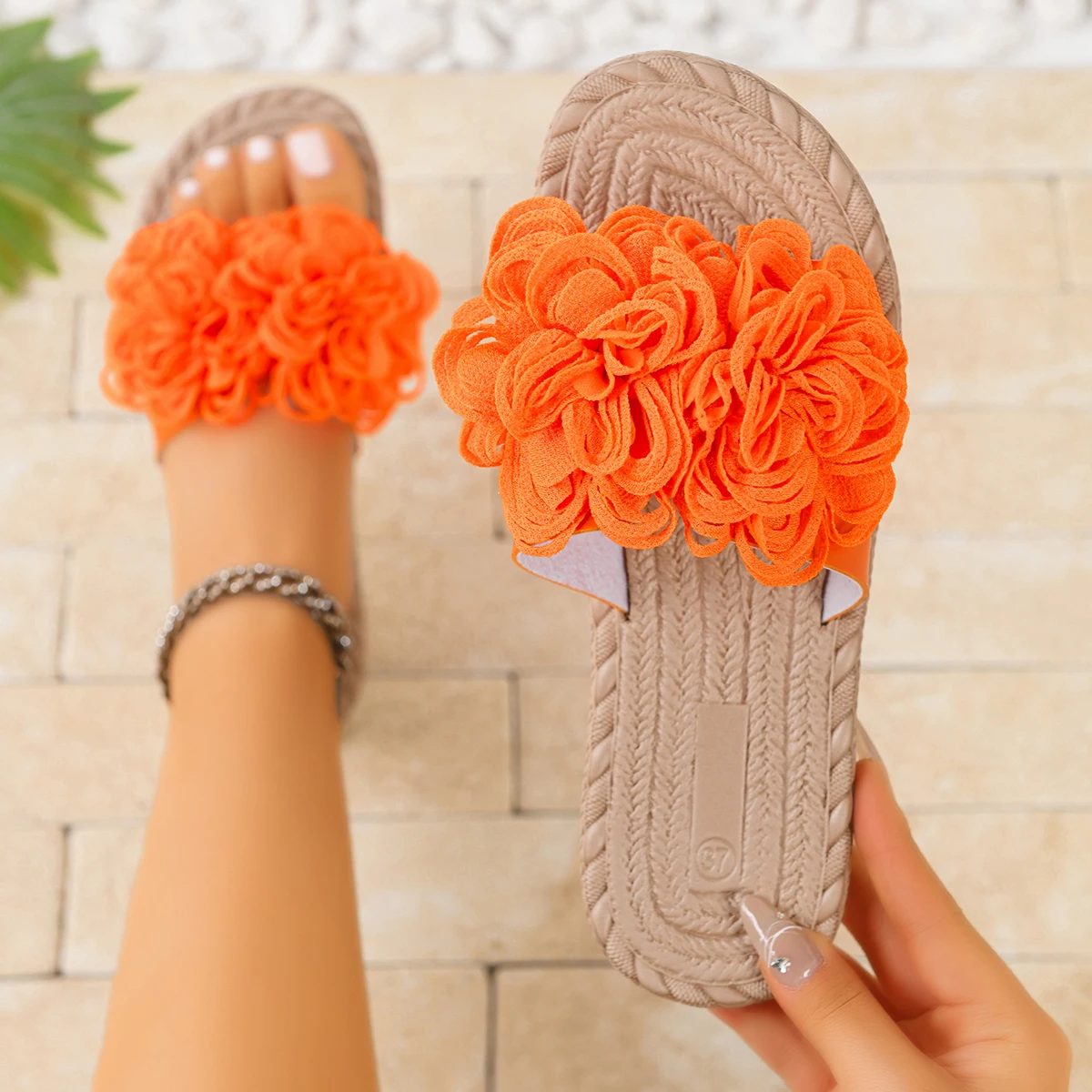 Богемные женские тапочки, уличные повседневные тапочки на плоской подошве, модные сандалии с цветочным принтом, удобная домашняя обувь, женские шлепанцы, новинка 2023 года
Богемные женские тапочки, уличные повседневные тапочки на плоской подошве, модные сандалии с цветочным принтом, удобная домашняя обувь, женские шлепанцы, новинка 2023 года