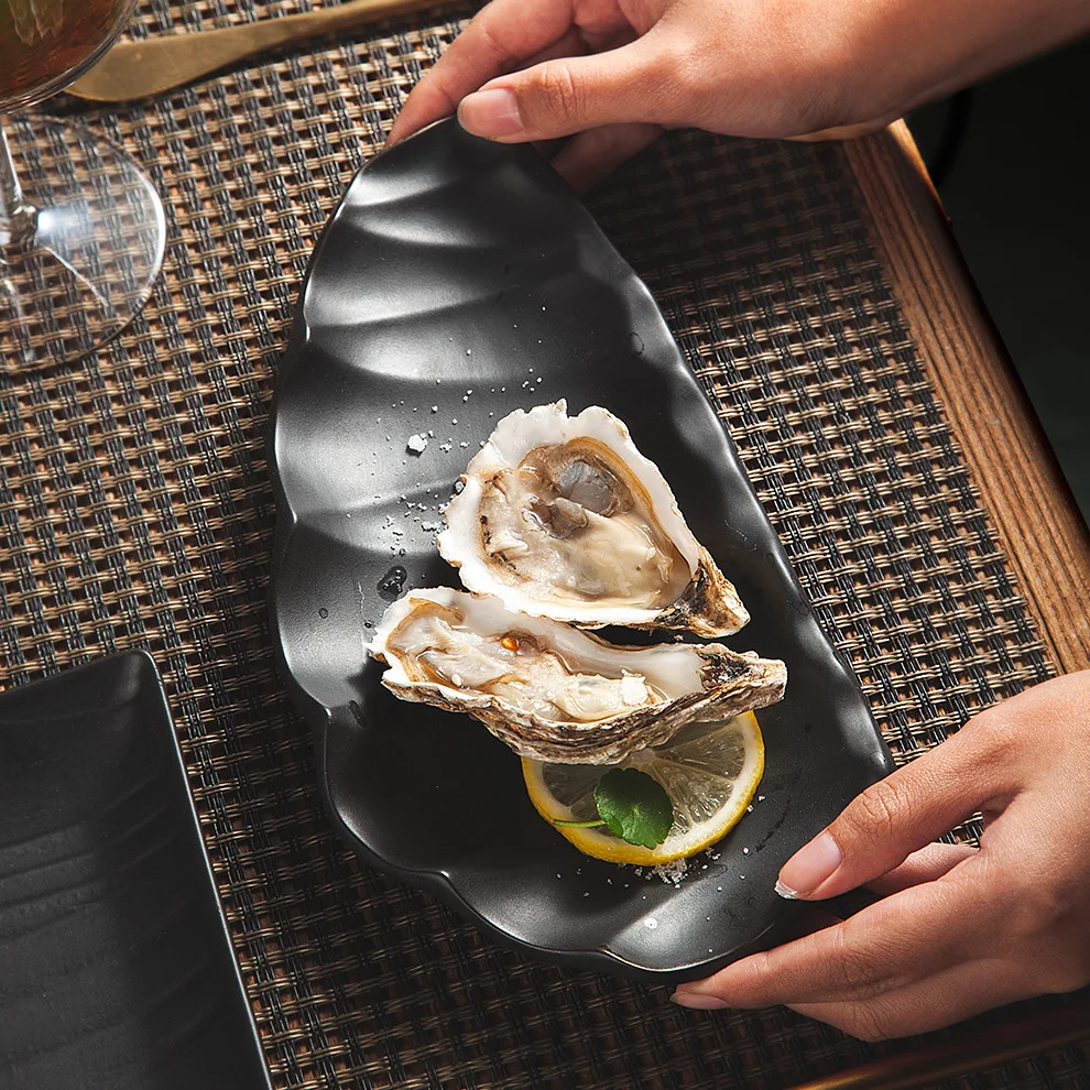 Creative ceramic plates, dinner plates, black Japanese-style special-shaped origami sushi, inventory, wave-shaped ceramic plates
Creative ceramic plates, dinner plates, black Japanese-style special-shaped origami sushi, inventory, wave-shaped ceramic plates