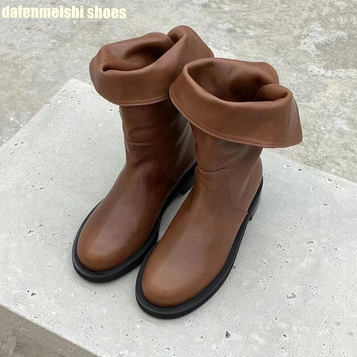 Genuine Leather Boots Women's Fashion 2026 Autumn Winter New Retro Round Toe Rear Slit Lapel Thick-Soled Mid Calf Knight Boots
Genuine Leather Boots Women's Fashion 2026 Autumn Winter New Retro Round Toe Rear Slit Lapel Thick-Soled Mid Calf Knight Boots
