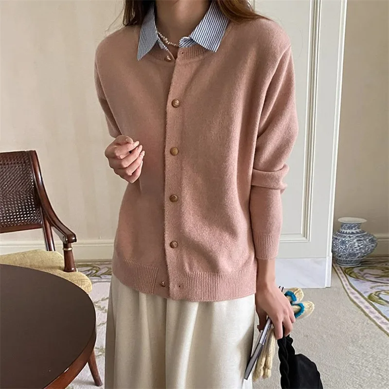 Spliced shirt collar fake two-piece knitted cardigan for women, trendy spring new Korean style sweater for women's outerwear top
Spliced shirt collar fake two-piece knitted cardigan for women, trendy spring new Korean style sweater for women's outerwear top