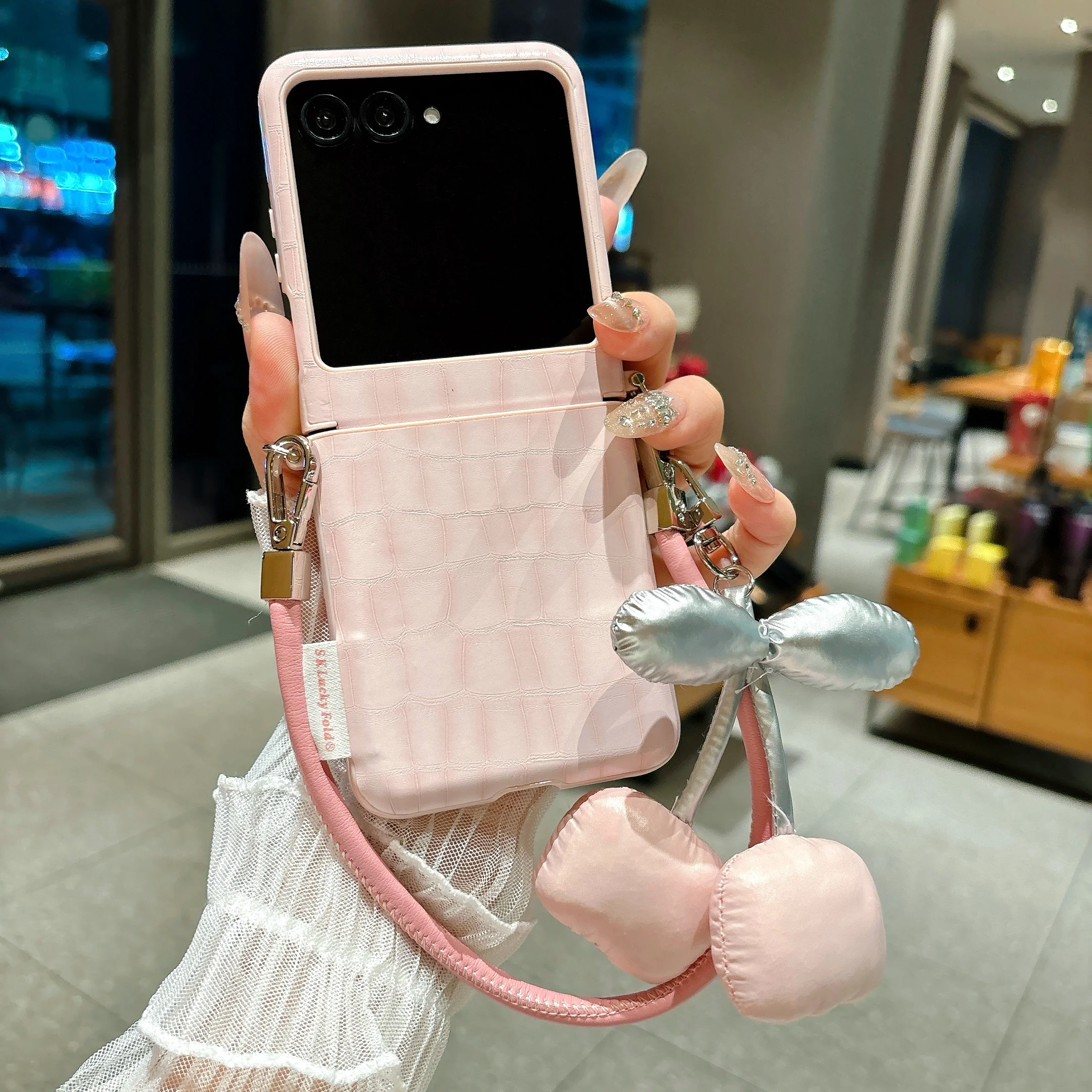 Чехол из крокодиловой кожи для Motorola Razr 50 60, чехол с вишневым ремешком на руку
Чехол из крокодиловой кожи для Motorola Razr 50 60, чехол с вишневым ремешком на руку