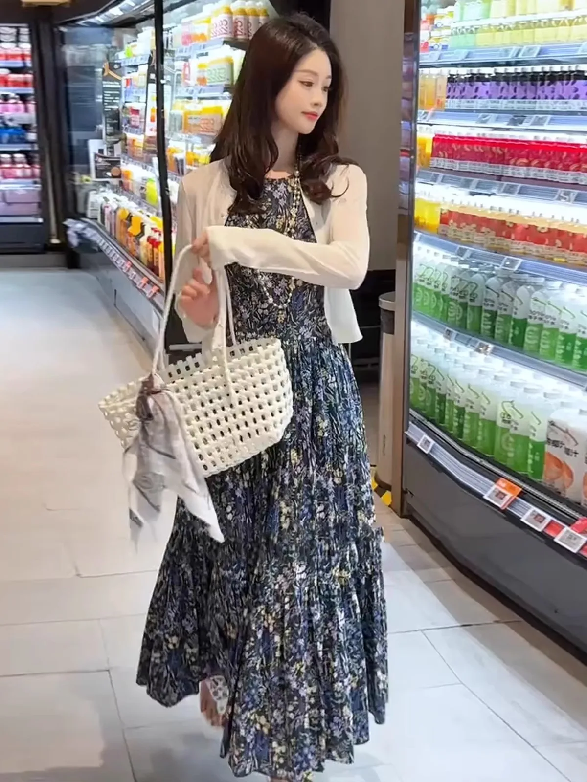 Blue Floral Print Slimming Cardigan Set Women's Summer Fashion Dress Two-Piece Suit Elegant Quality Lightweight 2025 Style
Blue Floral Print Slimming Cardigan Set Women's Summer Fashion Dress Two-Piece Suit Elegant Quality Lightweight 2025 Style