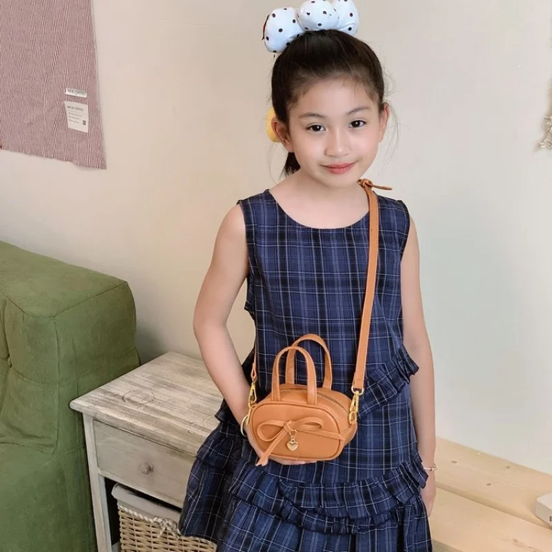 Women's Tote Bag In Elegant Leather, Popular Classic Messenger Design For Ladies From Luxury Brand By Famous Designer
Women's Tote Bag In Elegant Leather, Popular Classic Messenger Design For Ladies From Luxury Brand By Famous Designer