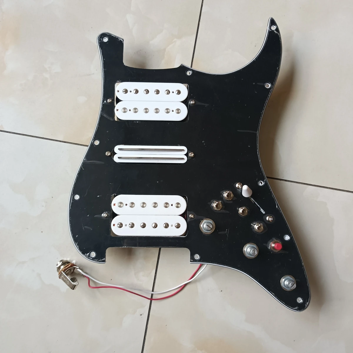 Upgrade Loaded HSH Guitar Pickguard Set Multifunction Switch Alnico 5 Humbucker Pickups 4 Single Cut Way Switch 20 Tones
Upgrade Loaded HSH Guitar Pickguard Set Multifunction Switch Alnico 5 Humbucker Pickups 4 Single Cut Way Switch 20 Tones
