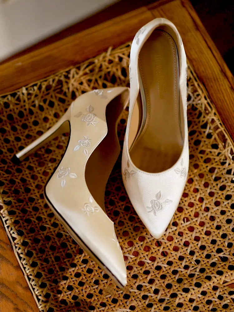 Spring new pointed shallow silk embroidered low-heeled shoes thin high-heeled banquet dress large size small size women's shoes
Spring new pointed shallow silk embroidered low-heeled shoes thin high-heeled banquet dress large size small size women's shoes