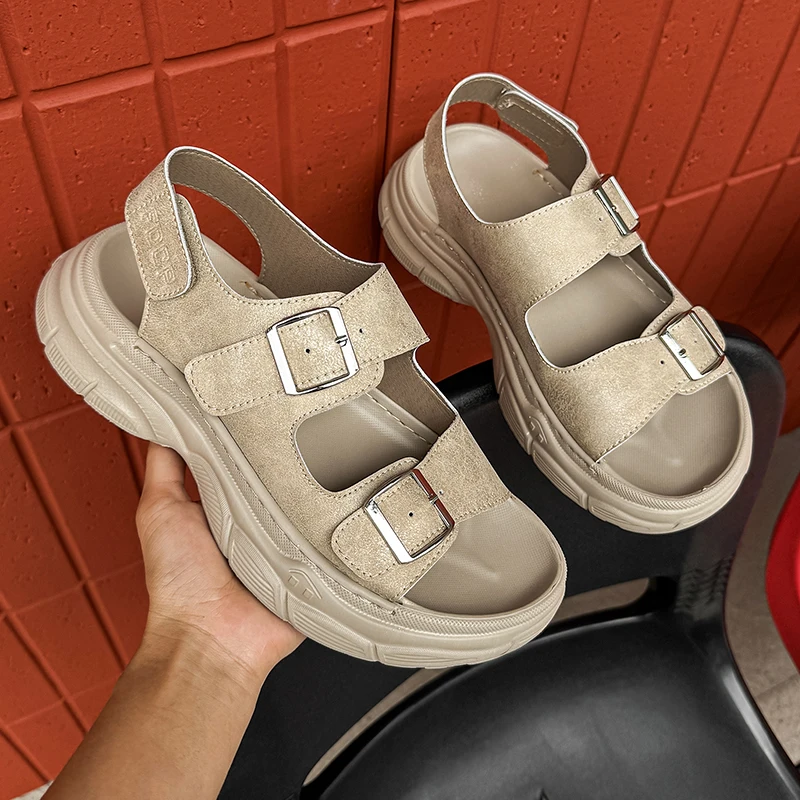 Модная мужская летняя пляжная обувь. Роскошный дизайнерский классический стиль. Повседневная работа. Модные уличные универсальные сандалии на мягкой подошве.
Модная мужская летняя пляжная обувь. Роскошный дизайнерский классический стиль. Повседневная работа. Модные уличные универсальные сандалии на мягкой подошве.