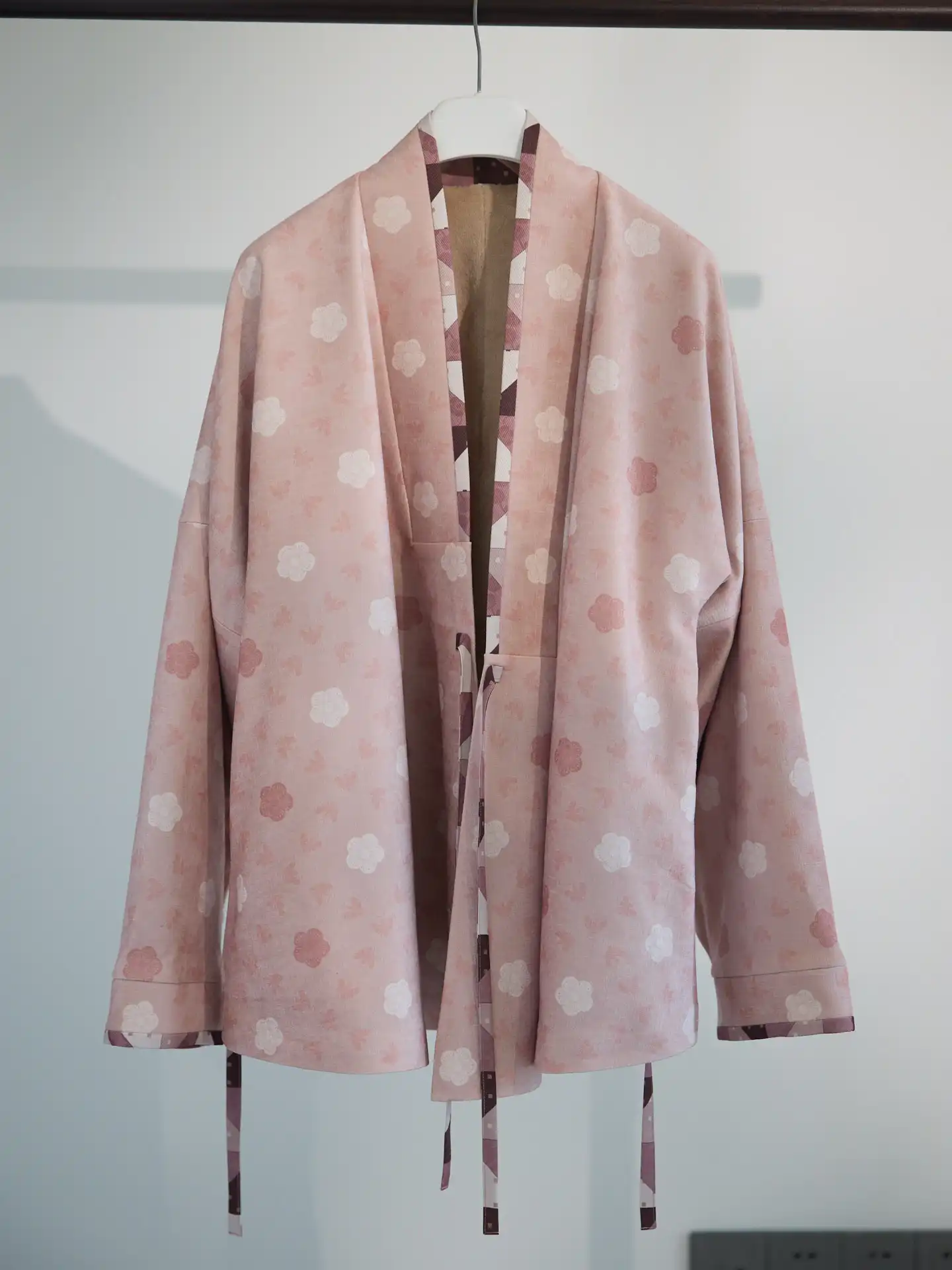 Новогодний костюм Ханьфу в стиле династии Мин, зимняя коллекция, с дизайном пчелы спереди и сзади, с перекрестным декором на спине
Новогодний костюм Ханьфу в стиле династии Мин, зимняя коллекция, с дизайном пчелы спереди и сзади, с перекрестным декором на спине