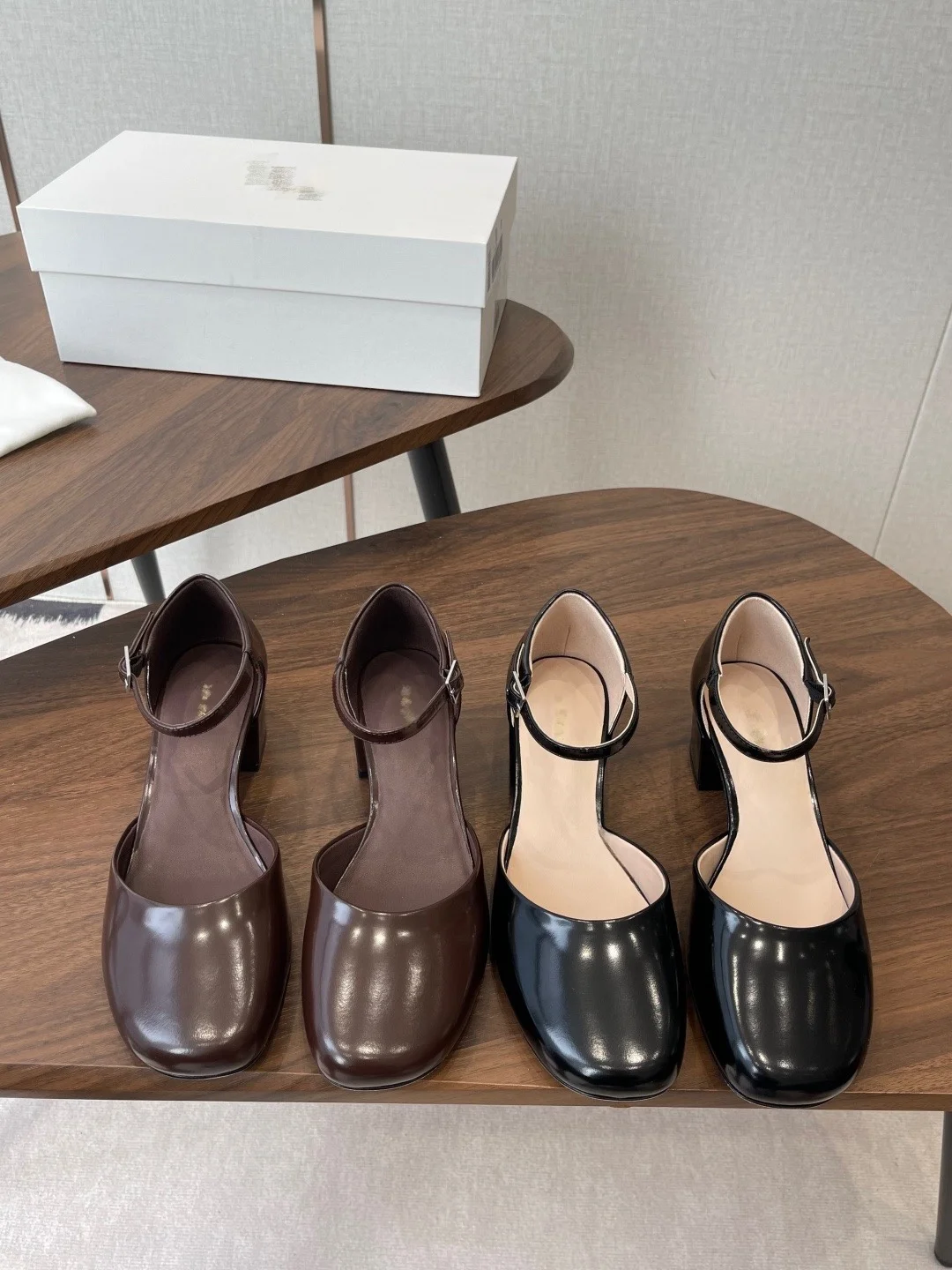 Винтажные кожаные туфли Мэри Джейн с пряжкой, на массивном каблуке, с квадратным носком, модные женские сандалии, повседневная летняя обувь
Винтажные кожаные туфли Мэри Джейн с пряжкой, на массивном каблуке, с квадратным носком, модные женские сандалии, повседневная летняя обувь