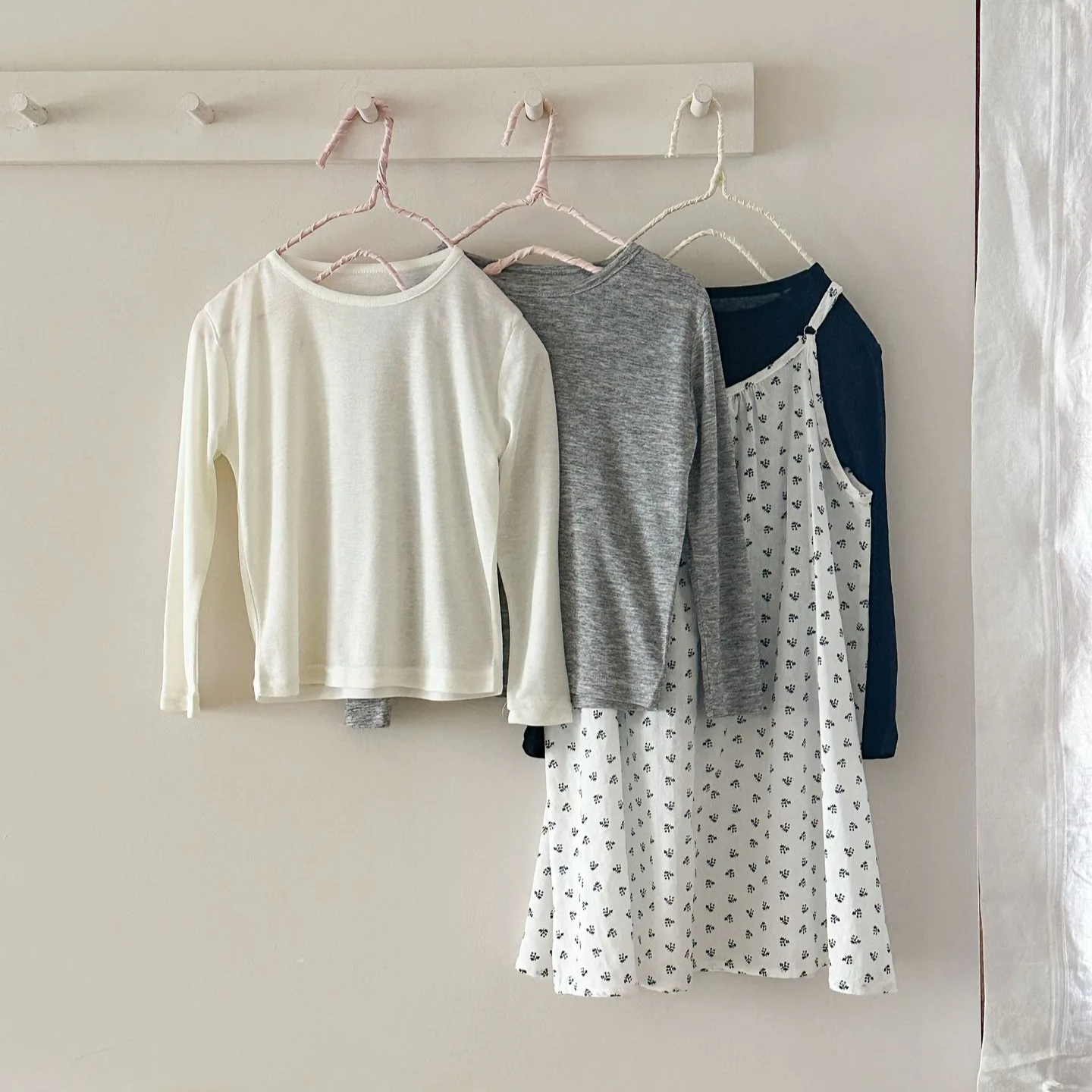 Children's Long Sleeved T-shirt 2025 Spring New Product Children's Clothing Korean Edition Versatile Casual Solid Color Thin
Children's Long Sleeved T-shirt 2025 Spring New Product Children's Clothing Korean Edition Versatile Casual Solid Color Thin