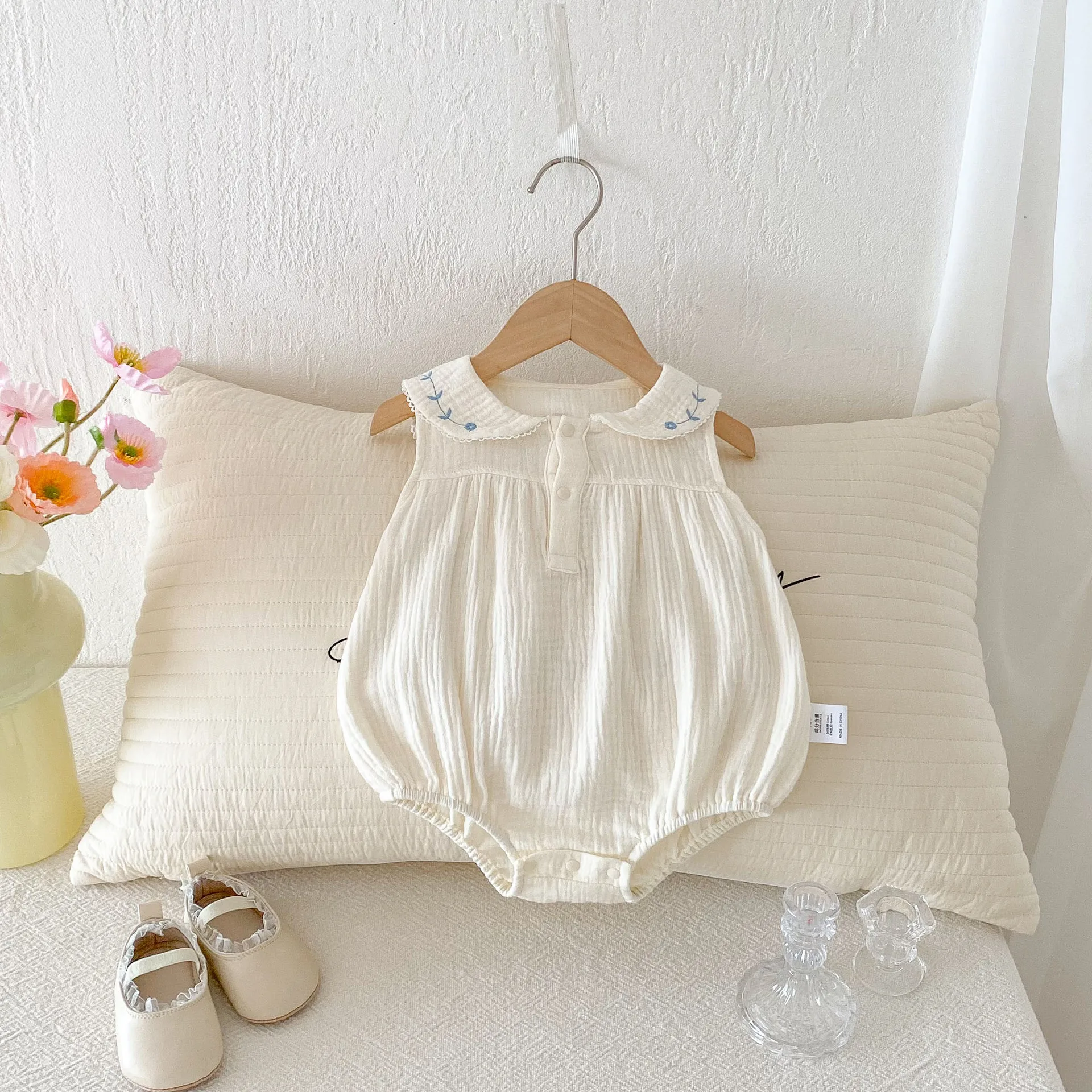 Summer Baby Romper 0-24M Peter pan Collar with Blue Floral Embroidery Cute Animal Patter Breathable Sleeveless Baby Clothes
Summer Baby Romper 0-24M Peter pan Collar with Blue Floral Embroidery Cute Animal Patter Breathable Sleeveless Baby Clothes