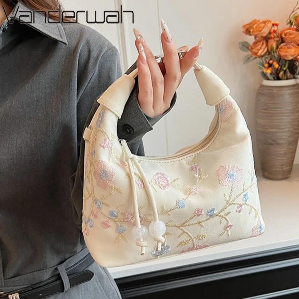 Chinese Style Flower embroidery Shoulder Tote Bag Elegant Handbag Small Party Bag Luxury Designer Women Evening Clutch Sac
Chinese Style Flower embroidery Shoulder Tote Bag Elegant Handbag Small Party Bag Luxury Designer Women Evening Clutch Sac