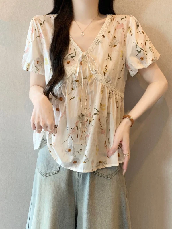 Stylish Floral V-neck Shoulder-Length Women's Shirt Korean Style Casual Top for Commuting Summer New Arrival plus Size
Stylish Floral V-neck Shoulder-Length Women's Shirt Korean Style Casual Top for Commuting Summer New Arrival plus Size