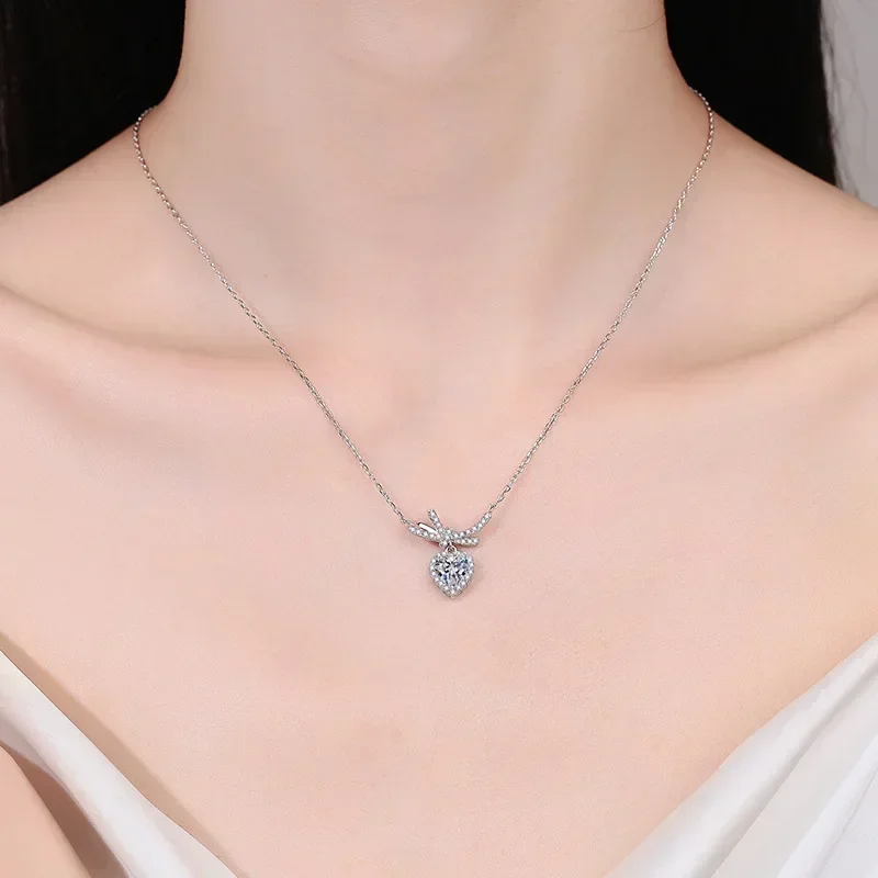 Luxury Women's Platinum Pt950 Senior Designer Heart Necklace 1ct Moissanite Dcolor Diamond Female Pendant Fine Jewelry Girl Gift
Luxury Women's Platinum Pt950 Senior Designer Heart Necklace 1ct Moissanite Dcolor Diamond Female Pendant Fine Jewelry Girl Gift