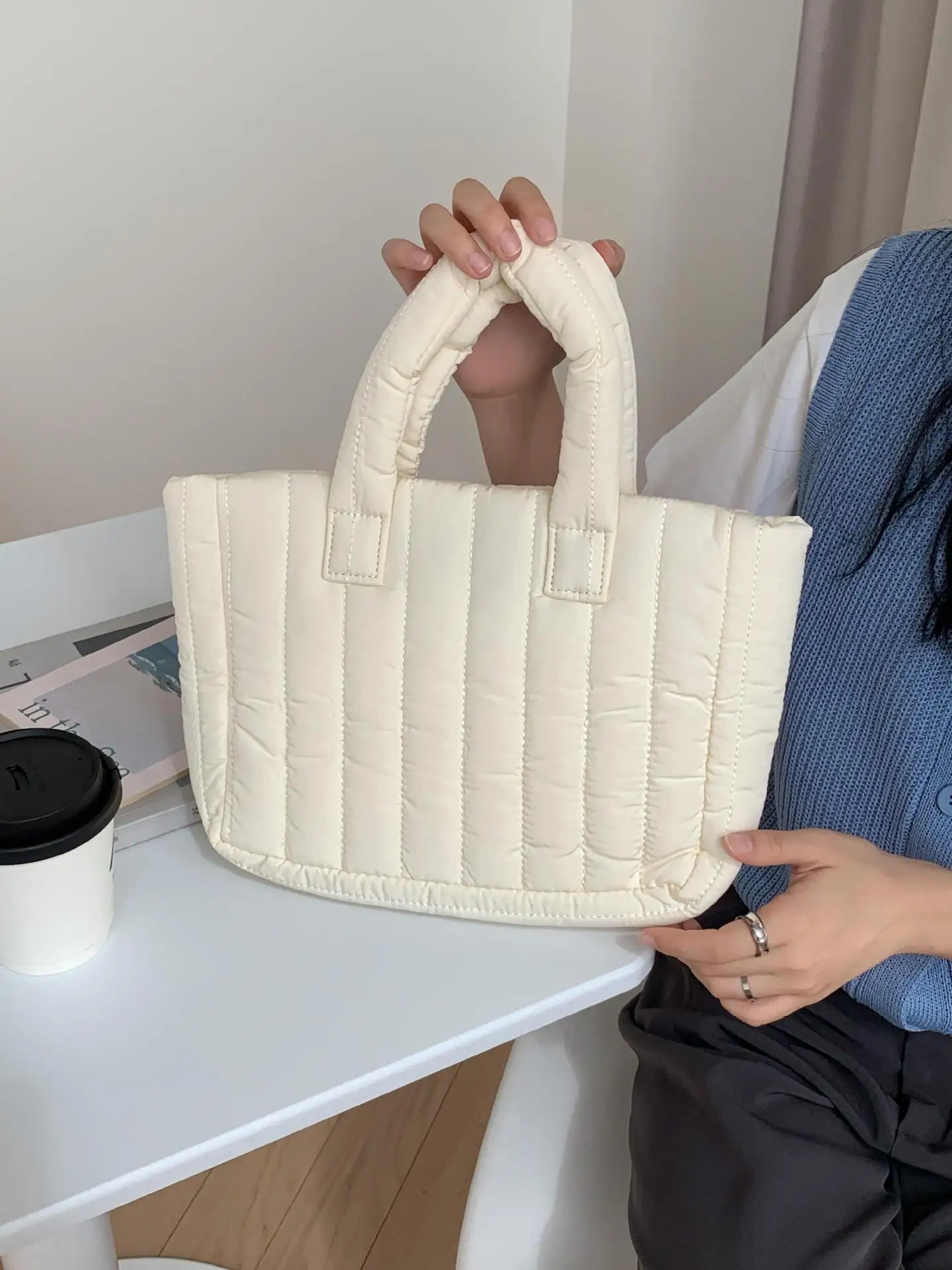 Полосатая хлопковая сумка-тоут, сумка большой вместимости, модная нишевая сумка-тоут в корейском стиле для женщин (осень/зима)
Полосатая хлопковая сумка-тоут, сумка большой вместимости, модная нишевая сумка-тоут в корейском стиле для женщин (осень/зима)