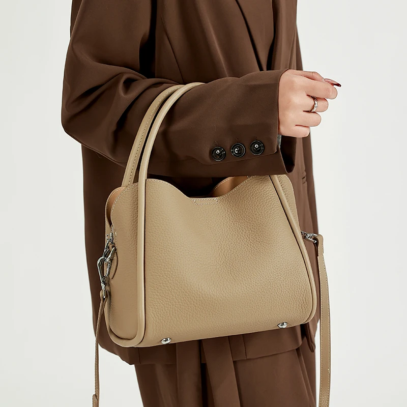 Retro Real Cowhide Bucket Bag for Women,Lychee Pattern Large Capacity Handbag Crossbody Bag,Ladies Daily Commuter Bag
Retro Real Cowhide Bucket Bag for Women,Lychee Pattern Large Capacity Handbag Crossbody Bag,Ladies Daily Commuter Bag