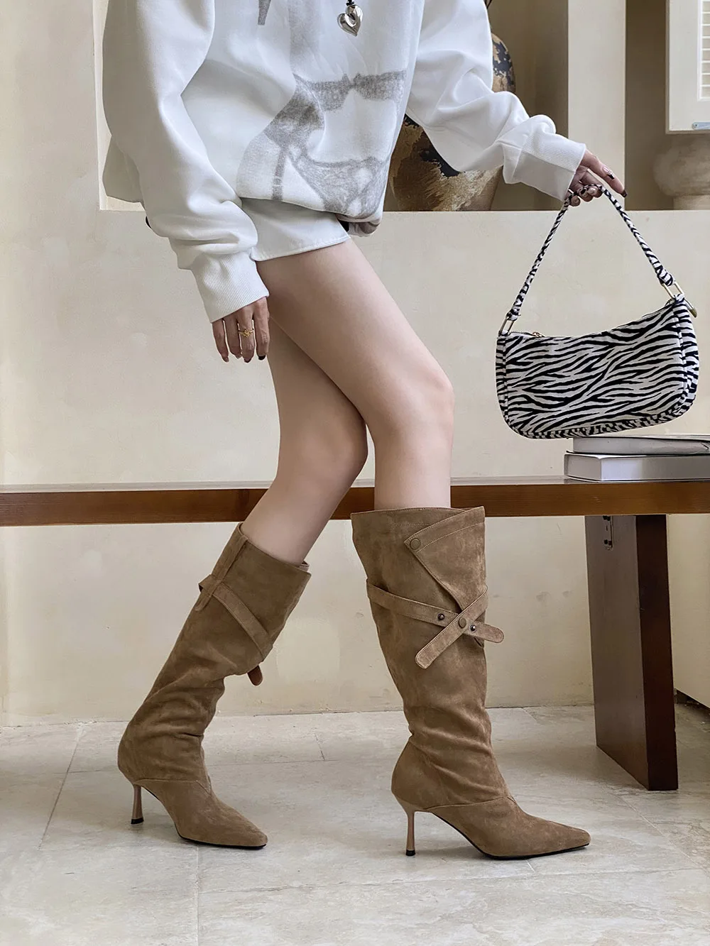 Женские сапоги до колена из флока на тонком высоком каблуке, черные, бежевые, коричневые, с перекрестными ремешками, модные модельные туфли, вечерние туфли-лодочки, размер 35-40, без шнуровки 
Женские сапоги до колена из флока на тонком высоком каблуке, черные, бежевые, коричневые, с перекрестными ремешками, модные модельные туфли, вечерние туфли-лодочки, размер 35-40, без шнуровки