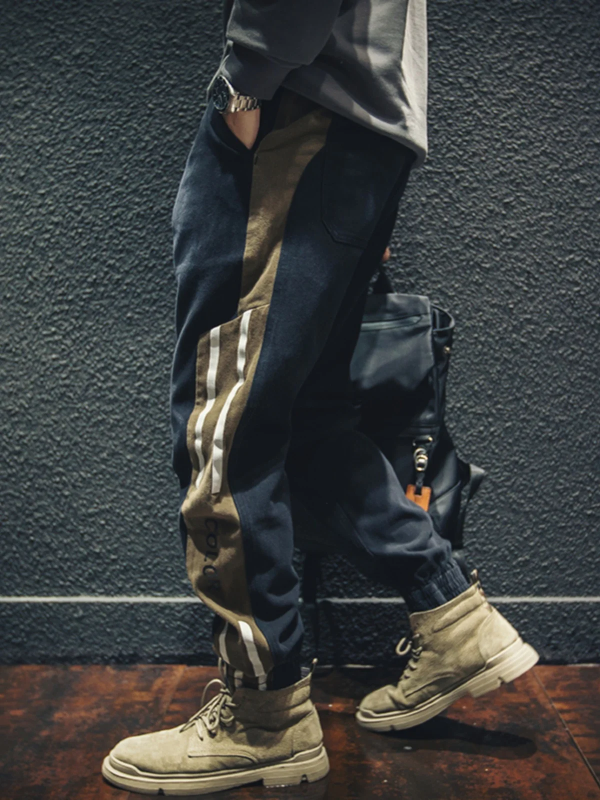 Мужские повседневные брюки в стиле ретро с полосками и пэчворком, свободные, широкие, длинные, в стиле Харадзюку, рабочая одежда, удобные, больших размеров
Мужские повседневные брюки в стиле ретро с полосками и пэчворком, свободные, широкие, длинные, в стиле Харадзюку, рабочая одежда, удобные, больших размеров