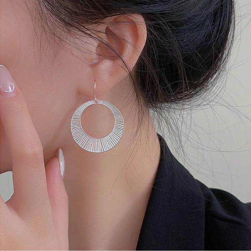 S925 sterling silver exaggerated personality cold wind circle earrings European and American atmosphere versatile design ear buc
S925 sterling silver exaggerated personality cold wind circle earrings European and American atmosphere versatile design ear buc