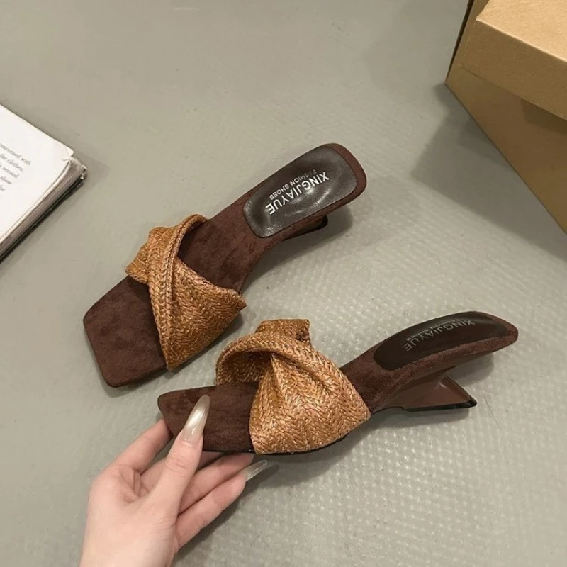 2026 Summer New Woman Woven Knit Twist Sandals Square Toe Strange Mid Heel Slides Casual Vacation Beach Slippers
2026 Summer New Woman Woven Knit Twist Sandals Square Toe Strange Mid Heel Slides Casual Vacation Beach Slippers