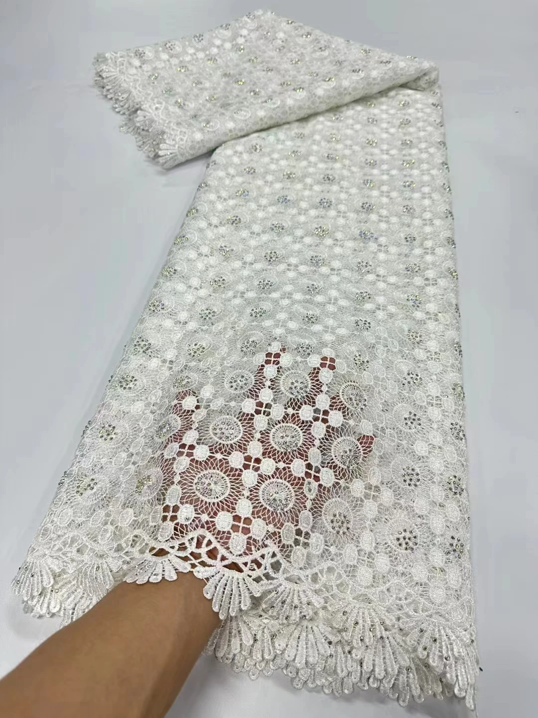 White African Guipure Cord Lace Fabric 2024 High Quality Lace Nigerian Water Soluble Lace Fabric For Women Evening Party Dresses
White African Guipure Cord Lace Fabric 2024 High Quality Lace Nigerian Water Soluble Lace Fabric For Women Evening Party Dresses