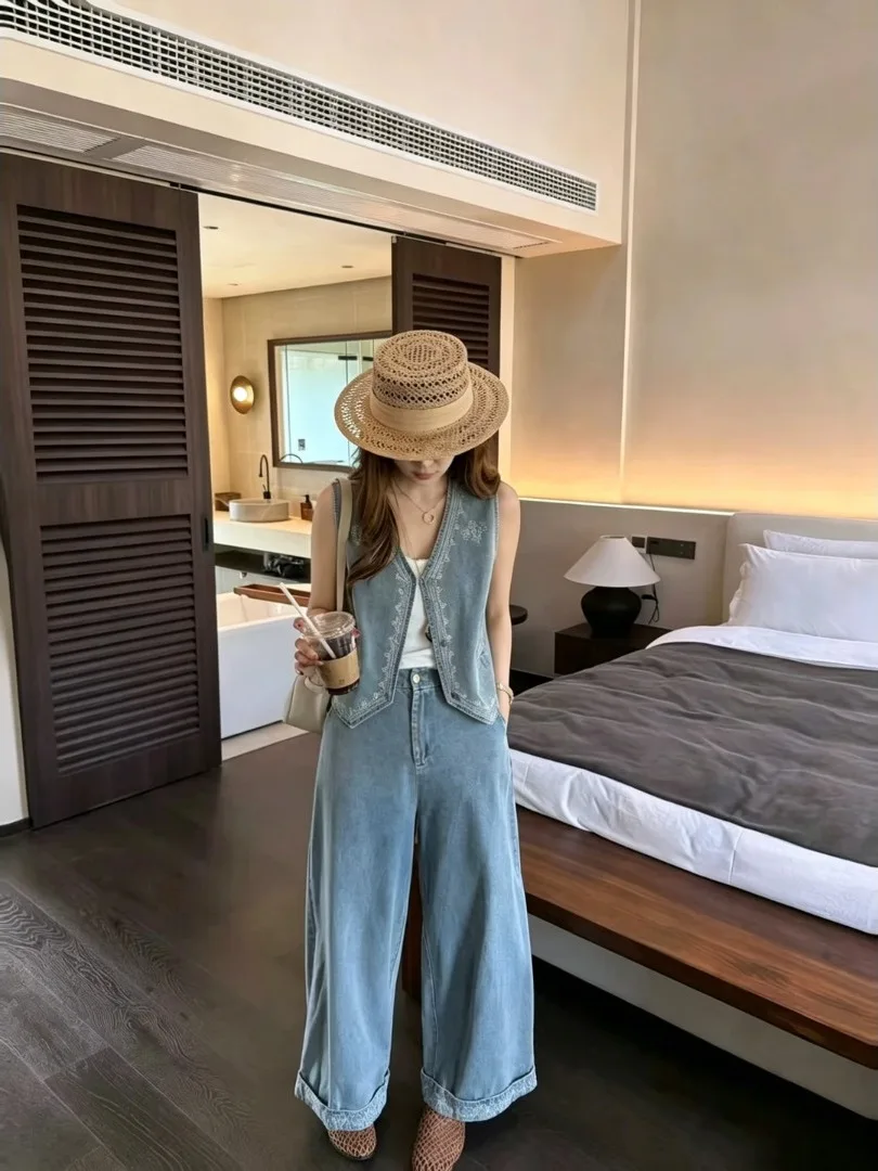 Retro Style Embroidered Denim Set High Waist Wide Leg Pants V-Neck Vest Two-Piece Women's Fashion Ensemble Korean Elegance
Retro Style Embroidered Denim Set High Waist Wide Leg Pants V-Neck Vest Two-Piece Women's Fashion Ensemble Korean Elegance