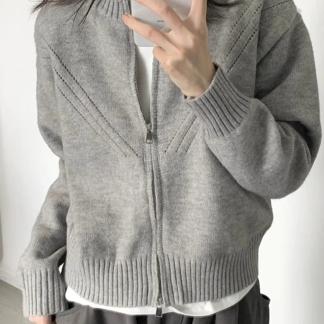 Винтажный свободный мягкий вязаный свитер на молнии в японском стиле, женский стиль, весенне-осенний короткий топ, круглый вырез, без рукавов. 
Винтажный свободный мягкий вязаный свитер на молнии в японском стиле, женский стиль, весенне-осенний короткий топ, круглый вырез, без рукавов.