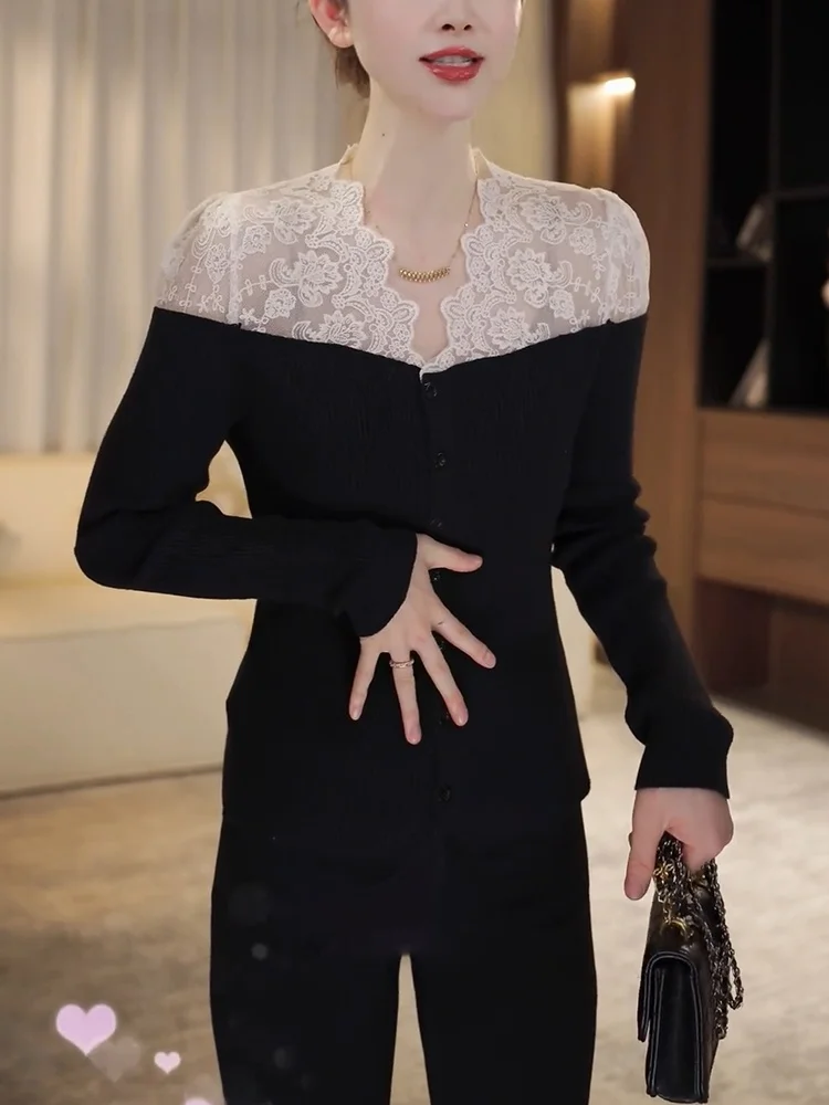 Elegant Lace Spliced Half Hollow V-Neck Knitwear Autumn Winter Large Size Beautiful Color Block Sweater Korean Style Commute
Elegant Lace Spliced Half Hollow V-Neck Knitwear Autumn Winter Large Size Beautiful Color Block Sweater Korean Style Commute
