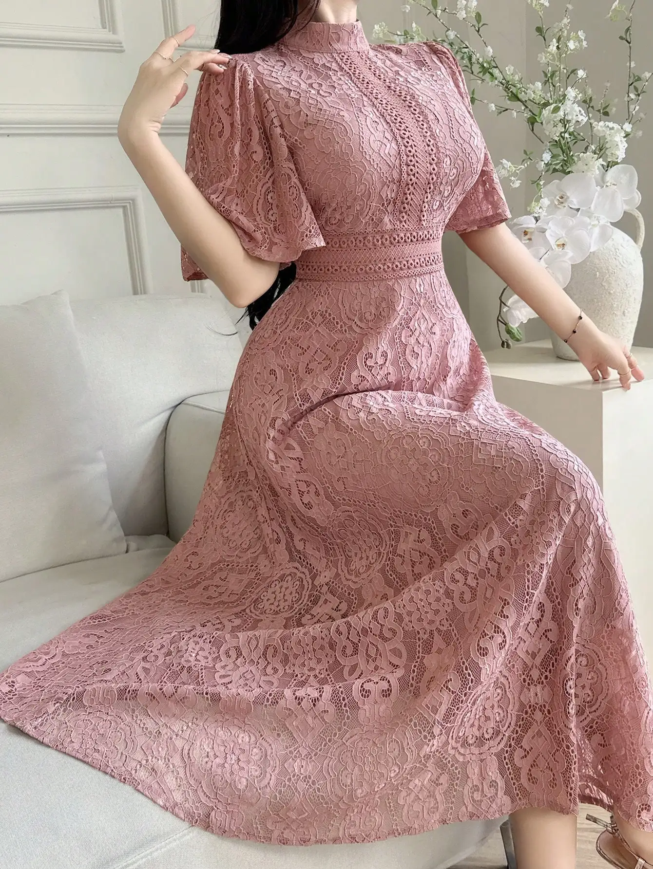 Elegant Pink Lace Midi Dress with Stand Collar and Puffed Sleeves
Elegant Pink Lace Midi Dress with Stand Collar and Puffed Sleeves