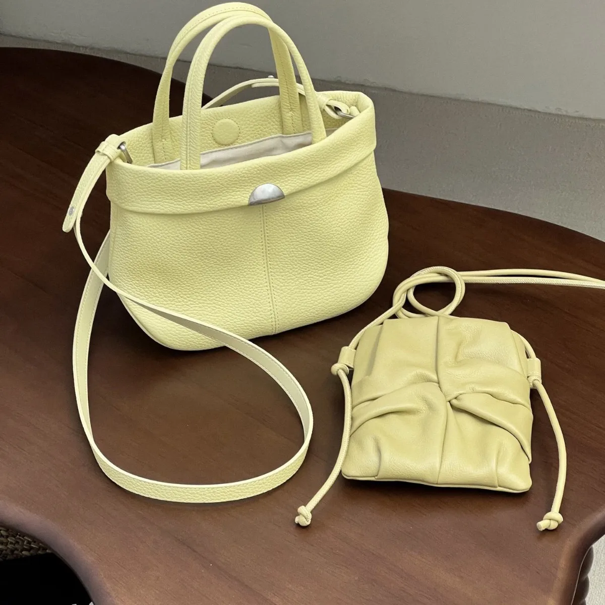 2025 New Fashion Messenger Vegetable Basket Women's Bag Cowhide Retro Fashion Design Shoulder Bag Handbag
2025 New Fashion Messenger Vegetable Basket Women's Bag Cowhide Retro Fashion Design Shoulder Bag Handbag