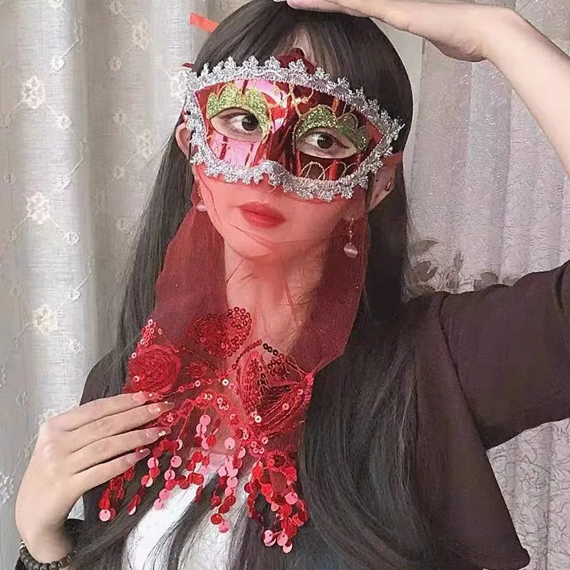 Маска-головной убор с перьями и кружевной отделкой для костюмированных выступлений
Маска-головной убор с перьями и кружевной отделкой для костюмированных выступлений