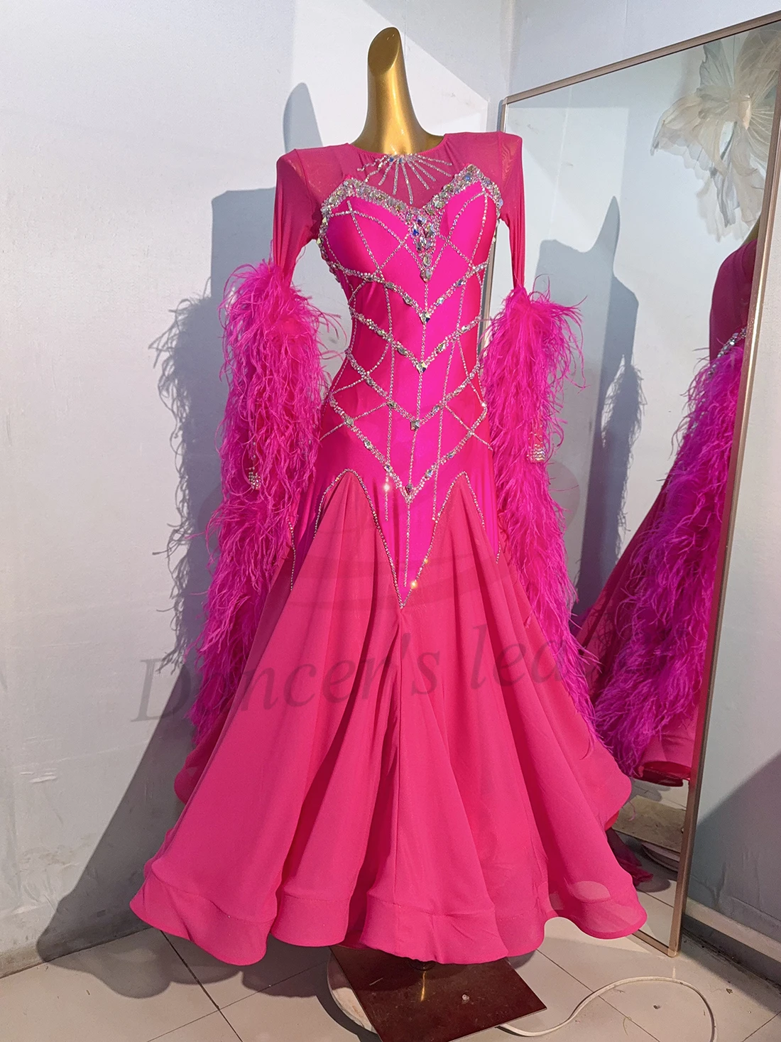 Костюм для латиноамериканских танцев со стразами, для девочек и взрослых, высококачественный, на заказ, плюшевый, с длинными рукавами, большой юбкой, для выступлений по самбе
Костюм для латиноамериканских танцев со стразами, для девочек и взрослых, высококачественный, на заказ, плюшевый, с длинными рукавами, большой юбкой, для выступлений по самбе