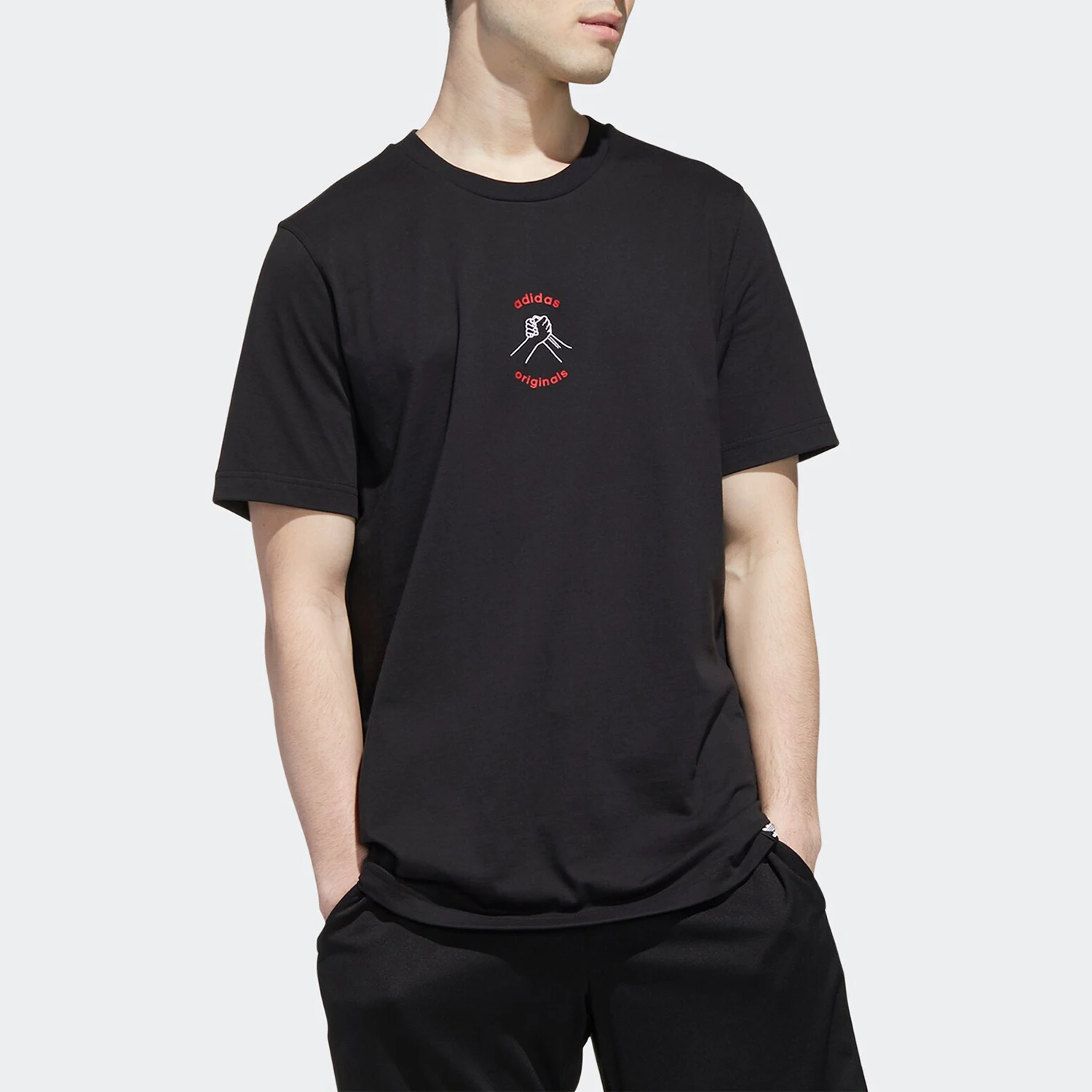 Мужская повседневная спортивная футболка с коротким рукавом Adidas Originals New Season GP3482
Мужская повседневная спортивная футболка с коротким рукавом Adidas Originals New Season GP3482