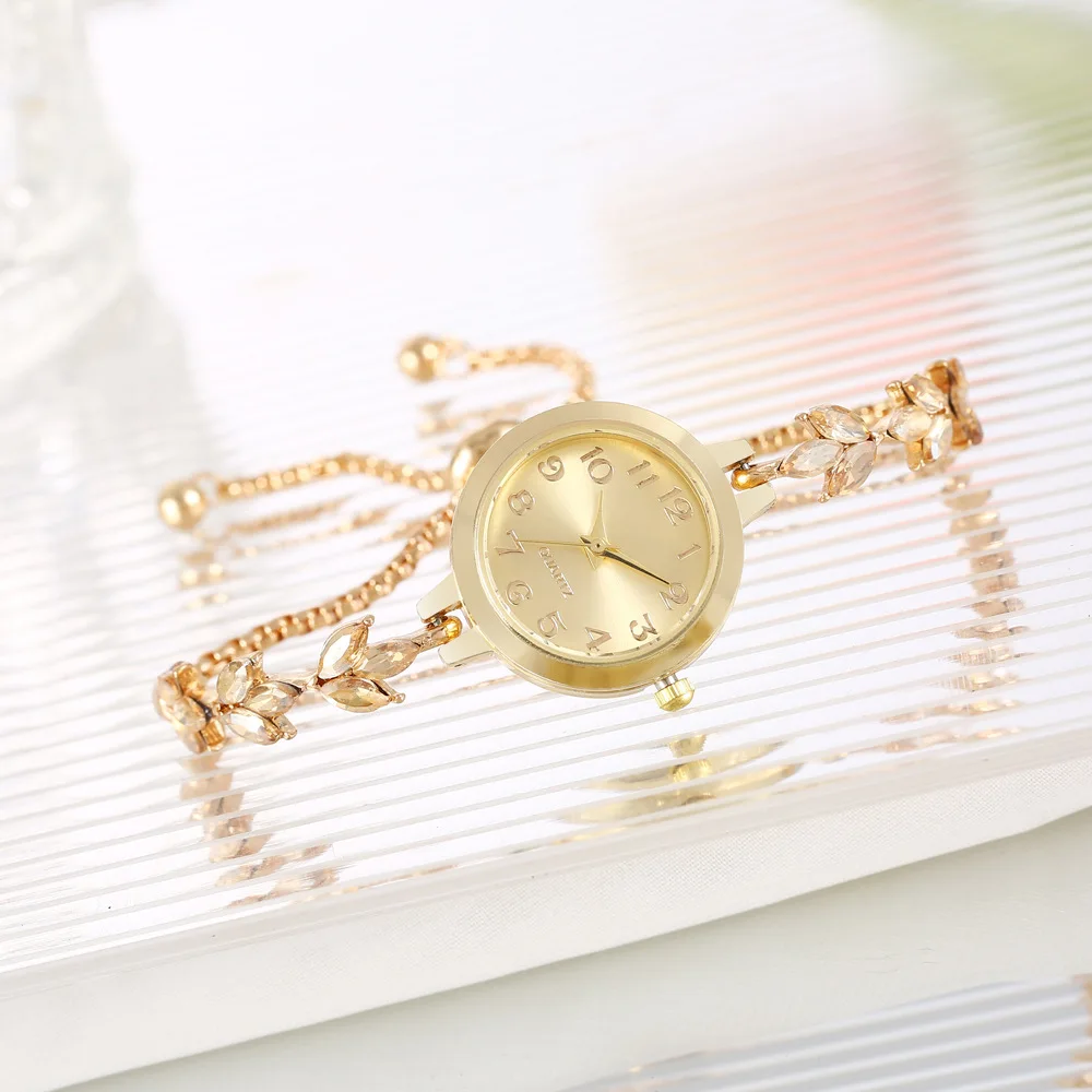 New Elegant Watch for Women Rhinestone Inlaid for Clover Lady Watches Fashion Quartz Wristwatch Bracelet Clocks reloj mujer
New Elegant Watch for Women Rhinestone Inlaid for Clover Lady Watches Fashion Quartz Wristwatch Bracelet Clocks reloj mujer