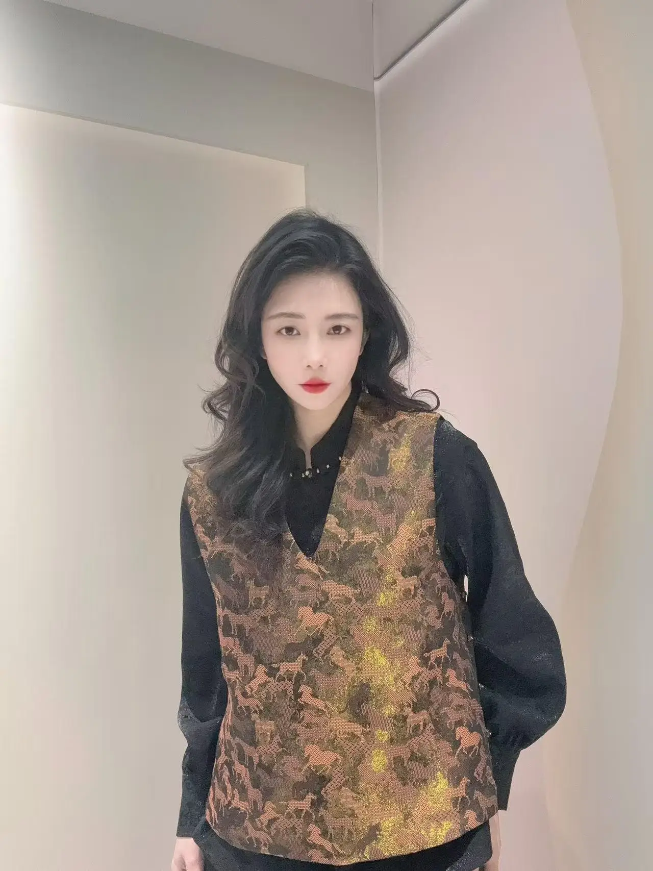 Сентябрь, золотой новый китайский жилет ручной работы Song Jin в стиле ретро, свободный крой, обычная длина, другой материал, 00% топ Hanfu
Сентябрь, золотой новый китайский жилет ручной работы Song Jin в стиле ретро, свободный крой, обычная длина, другой материал, 00% топ Hanfu