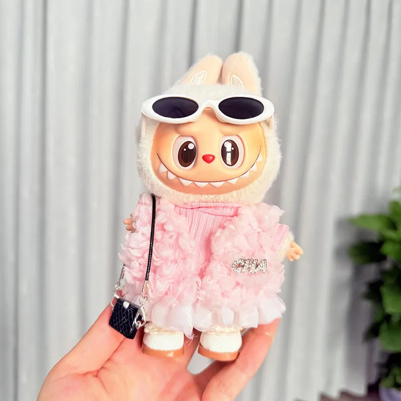 15/17cm 1st-3rd Gen Labubu Dolls Stylish Pink Fluffy Ensemble Fluffy Pink Vest Jacket White-Frame Sunglasses Mini Purse
15/17cm 1st-3rd Gen Labubu Dolls Stylish Pink Fluffy Ensemble Fluffy Pink Vest Jacket White-Frame Sunglasses Mini Purse