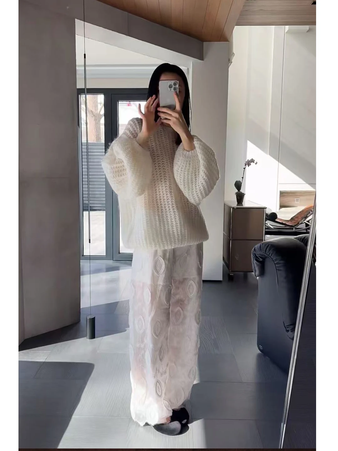 Мягкий, нежный, полупрозрачный, ажурный, легкий, свободный вязаный свитер из кашемира, комфортный, теплый, осенне-зимний.
Мягкий, нежный, полупрозрачный, ажурный, легкий, свободный вязаный свитер из кашемира, комфортный, теплый, осенне-зимний.