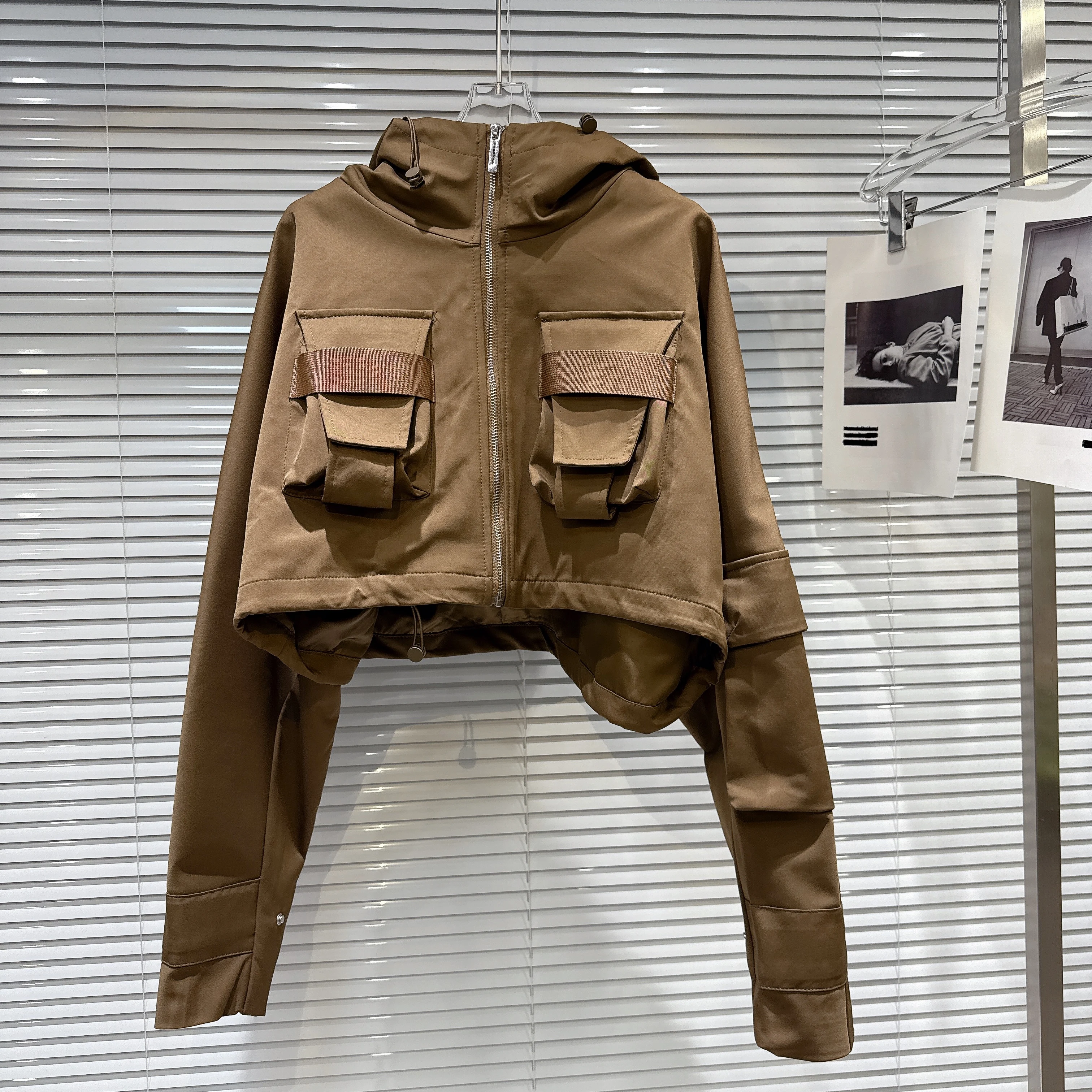 2025 Autumn New Arrival: Street Style Hot Girl Cargo Pocket Hooded Design Short Jacket for Women
2025 Autumn New Arrival: Street Style Hot Girl Cargo Pocket Hooded Design Short Jacket for Women