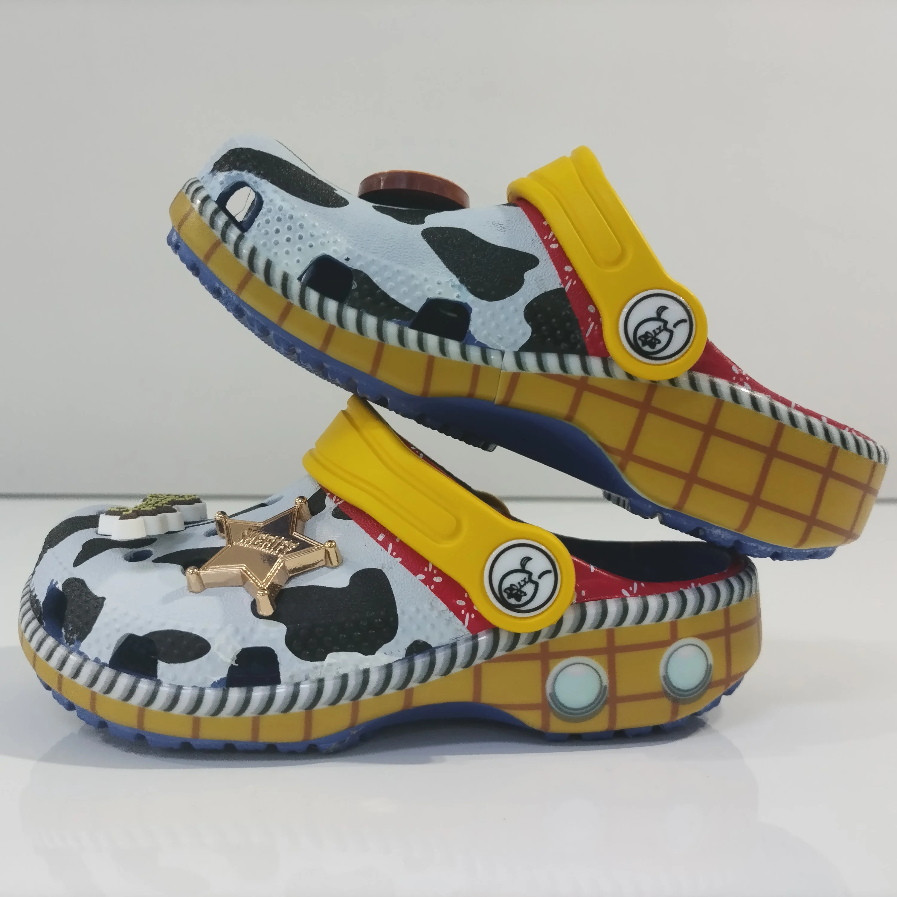 Summer New Cave Shoes Toy Story Series Comfortable Flat Bottom Beach Slippers Non Slip Outdoor Leisure Shoes Birthday Gift 
Summer New Cave Shoes Toy Story Series Comfortable Flat Bottom Beach Slippers Non Slip Outdoor Leisure Shoes Birthday Gift
