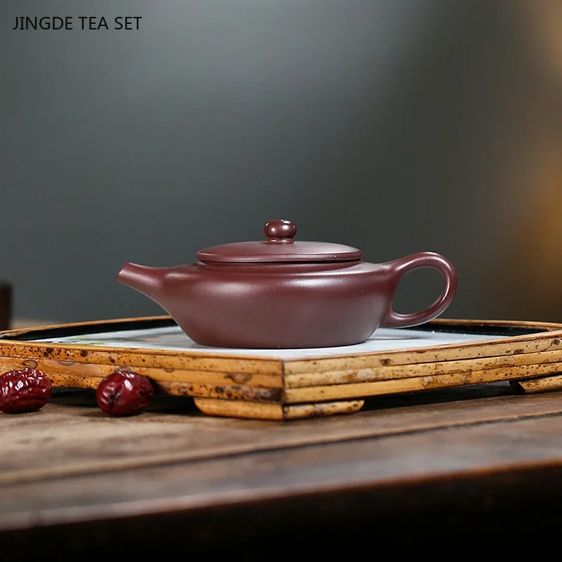 1PCS 140ML premium Yixing purple clay teapot original ore retro simple master handmade flat teapot Kung Fu tea set gift
1PCS 140ML premium Yixing purple clay teapot original ore retro simple master handmade flat teapot Kung Fu tea set gift