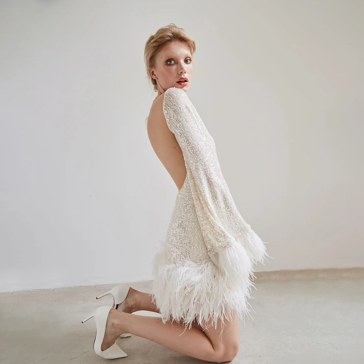 Waist sexy big halter long-sleeved sequined feather dress fashionable simple and versatile temperament luxury elegant resort sty
Waist sexy big halter long-sleeved sequined feather dress fashionable simple and versatile temperament luxury elegant resort sty