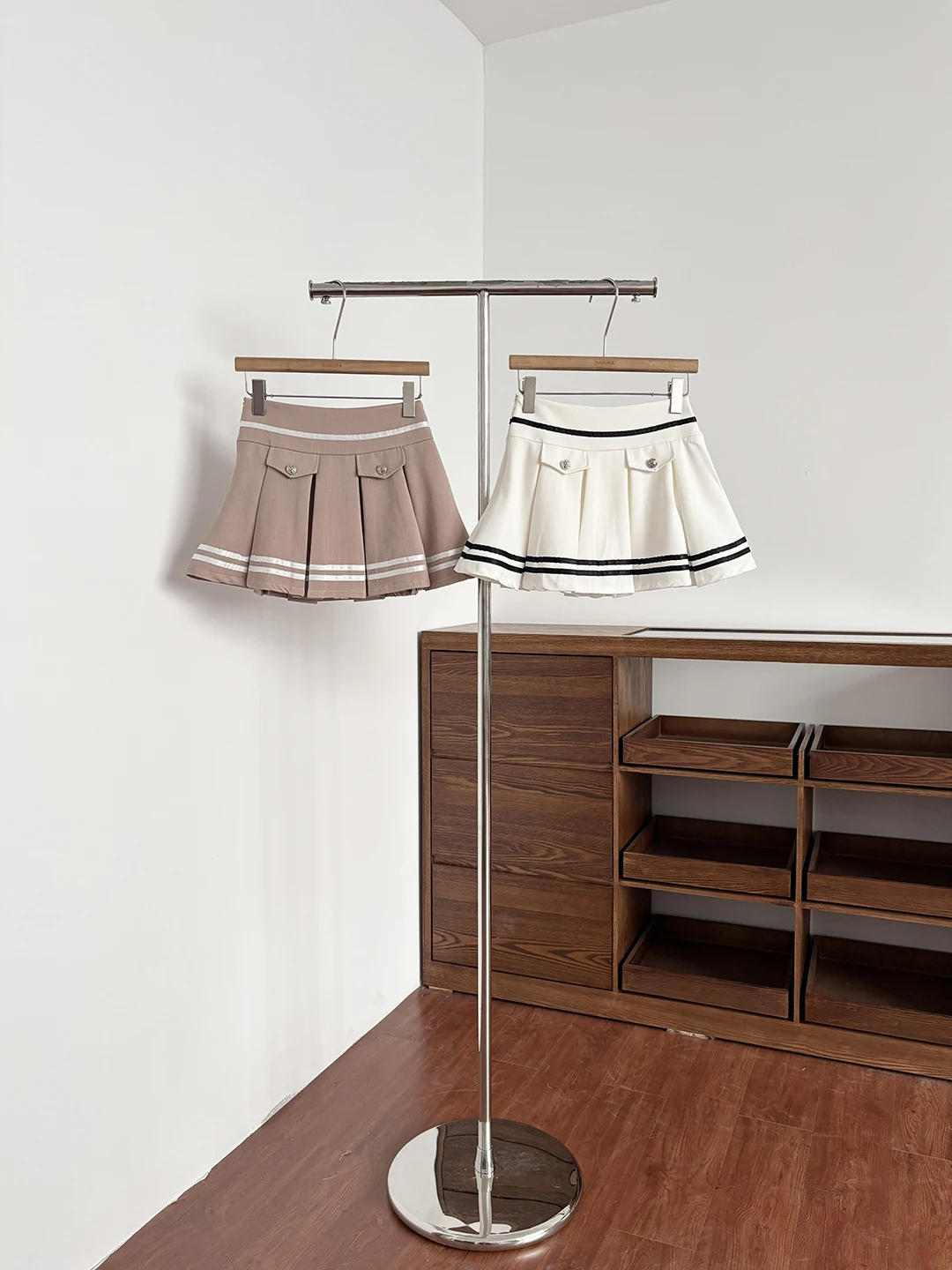 Fashionable High-Waist Pleated Skirt Women's Anti-Light Polyester Fiber Static-Free A-Line Skirt Summer New Arrival
Fashionable High-Waist Pleated Skirt Women's Anti-Light Polyester Fiber Static-Free A-Line Skirt Summer New Arrival