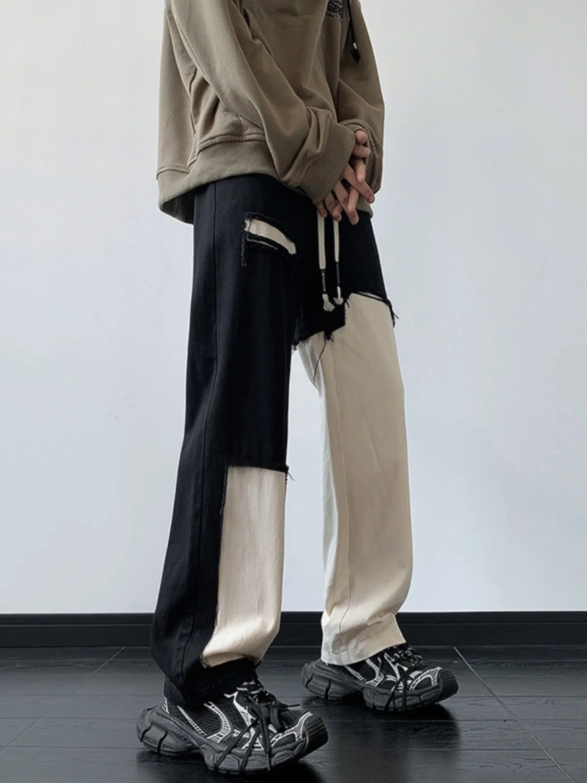 Модные мужские джинсы с высокой талией, рваные, прямого кроя, в американском стиле, трендовые, слегка расклешенные брюки от модного бренда
Модные мужские джинсы с высокой талией, рваные, прямого кроя, в американском стиле, трендовые, слегка расклешенные брюки от модного бренда