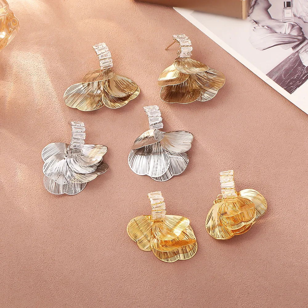 Super fairy brushed petal zircon earrings niche light luxury fashion personalized exquisite earrings design high-end earrings
Super fairy brushed petal zircon earrings niche light luxury fashion personalized exquisite earrings design high-end earrings