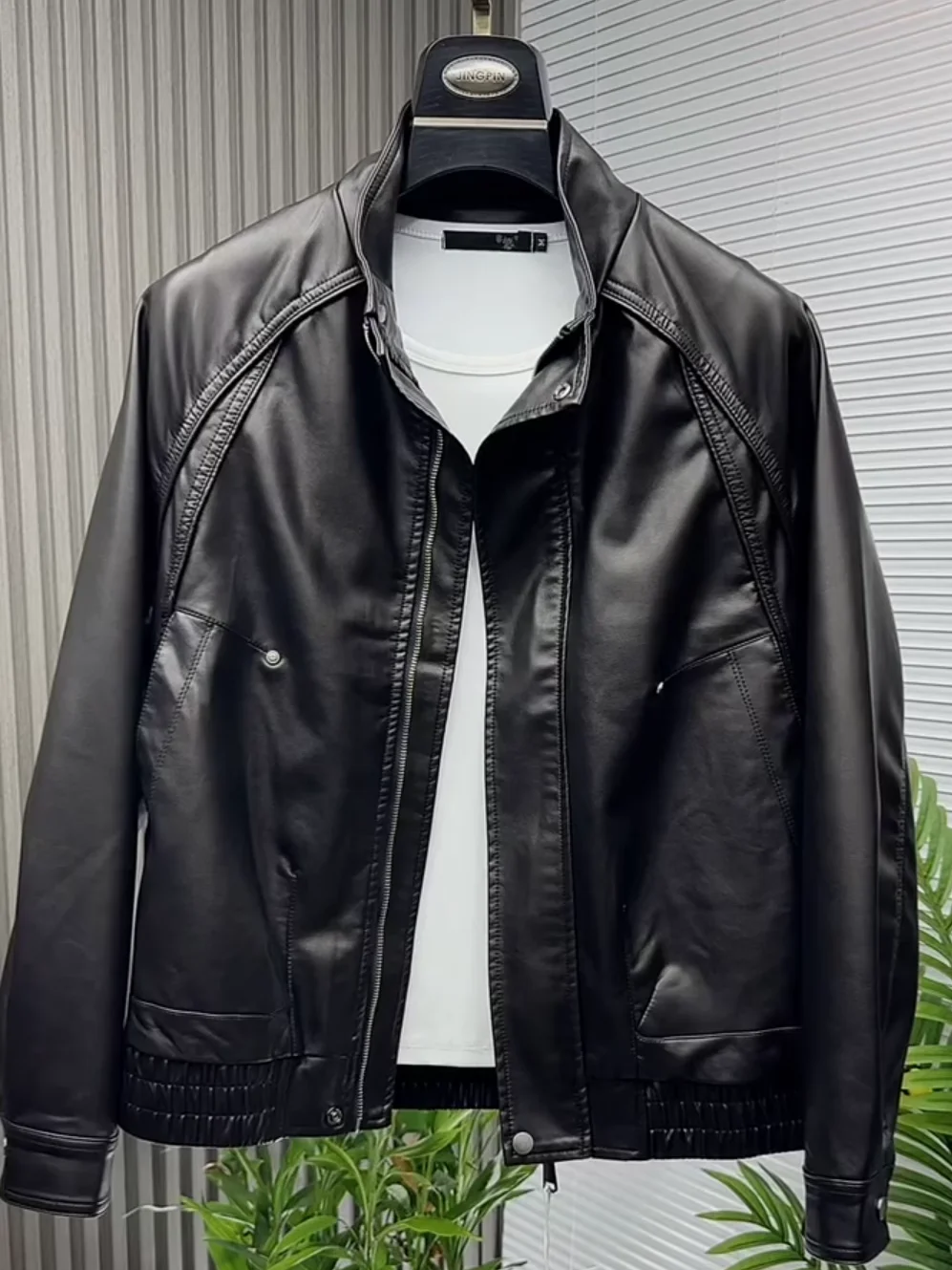 Sli PU Leather Jaet Men's Stand Collar Outerwear Ele Simple Luxury Autumn Winter New Arrival Haome Faionable
Sli PU Leather Jaet Men's Stand Collar Outerwear Ele Simple Luxury Autumn Winter New Arrival Haome Faionable