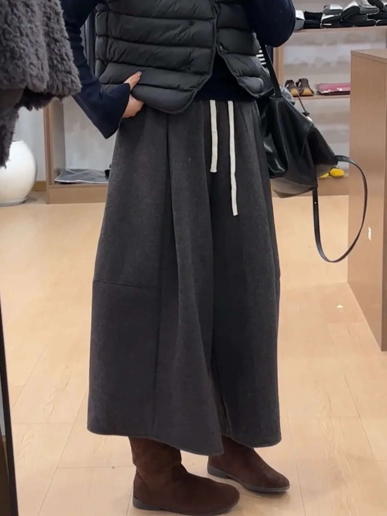 Женские шерстяные брюки с высокой талией, широкими штанинами, на флисовой подкладке, свободного прямого кроя, повседневные, осенне-зимние, модные
Женские шерстяные брюки с высокой талией, широкими штанинами, на флисовой подкладке, свободного прямого кроя, повседневные, осенне-зимние, модные