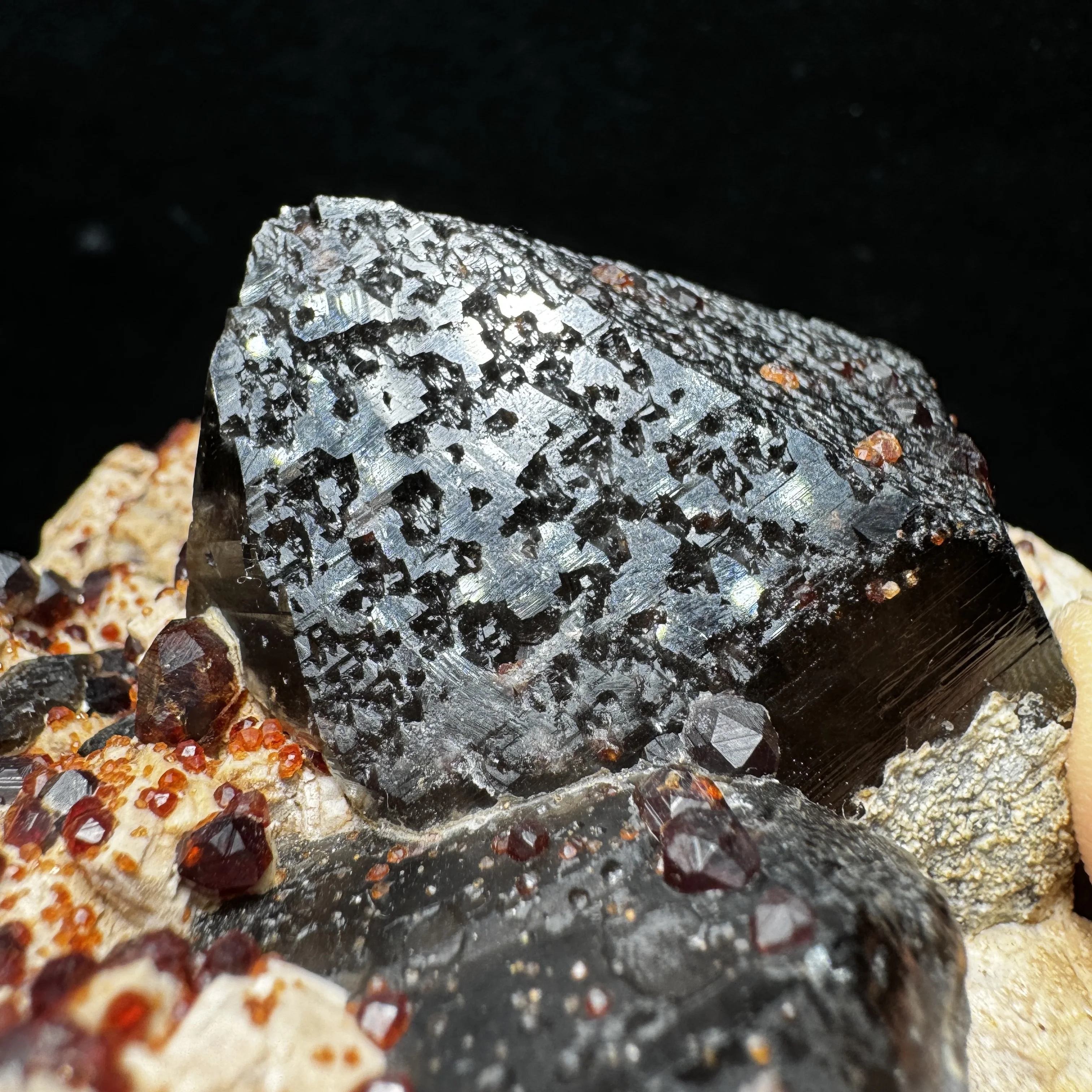 630g Natural Garnet Raw With Feldspar Smoky Crystal Quartz Symbiosis Mineral Specimen Home Decor Healing Stone
630g Natural Garnet Raw With Feldspar Smoky Crystal Quartz Symbiosis Mineral Specimen Home Decor Healing Stone